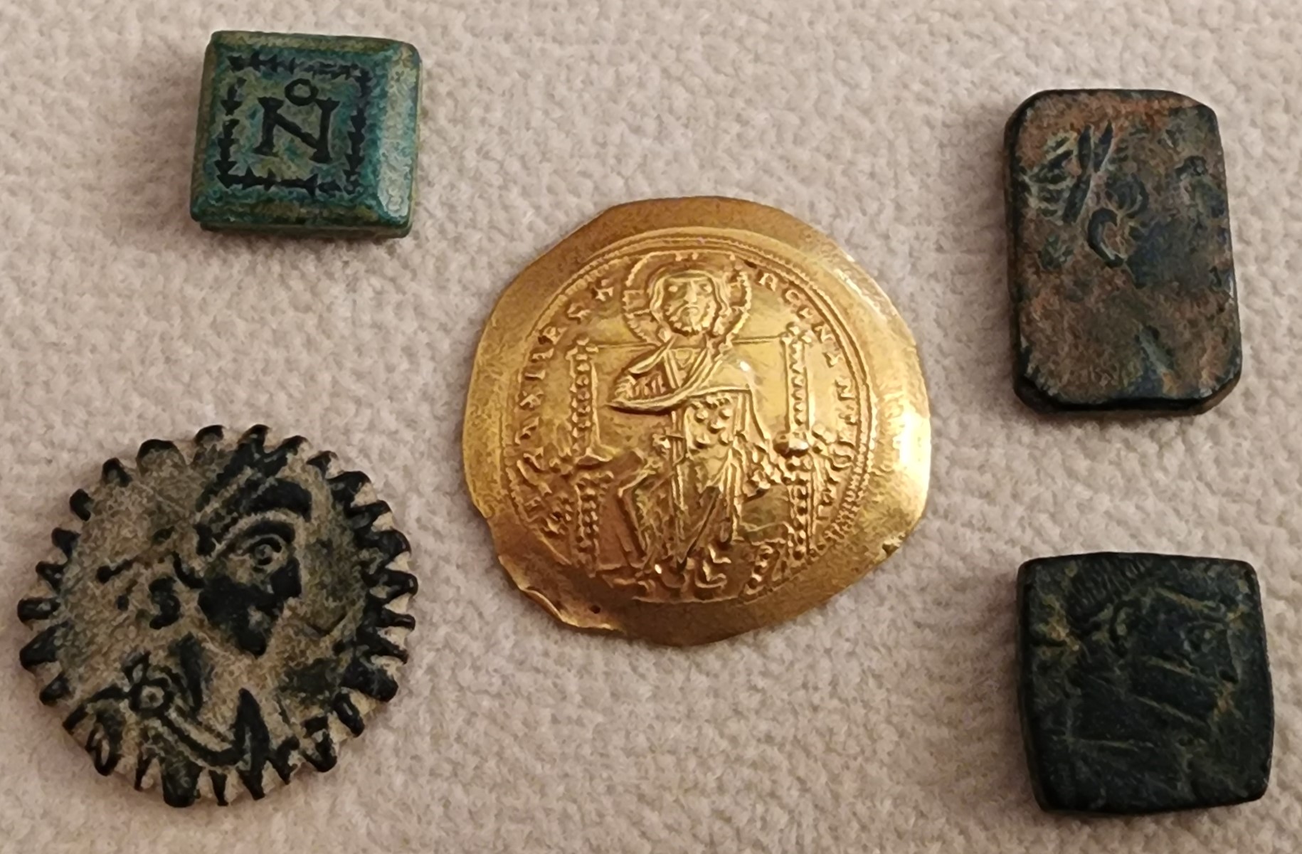 1 Sol coin and weights.jpg