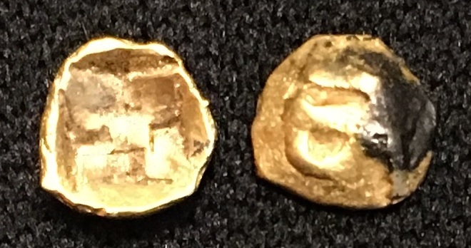 1000-1300 CE (Circa) AV 1.32 Massa 'Sandalwood' 'Ma in Nagari script' 0.16g 5mm S1 Combined.jpg