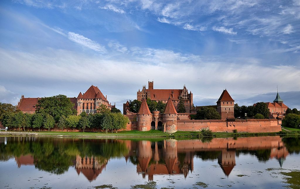 1024px-Zespół_Zamku_Krzeżackiego_MALBORK_01.jpg