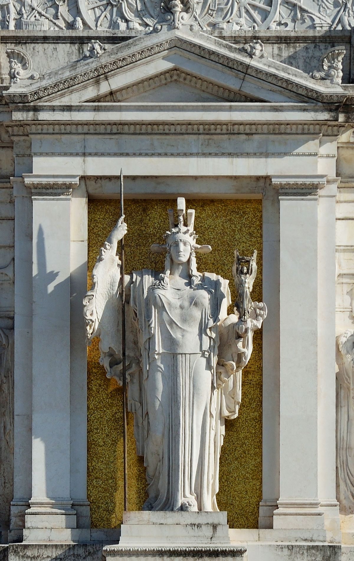 1200px-Dea_Roma_Vittoriano.png