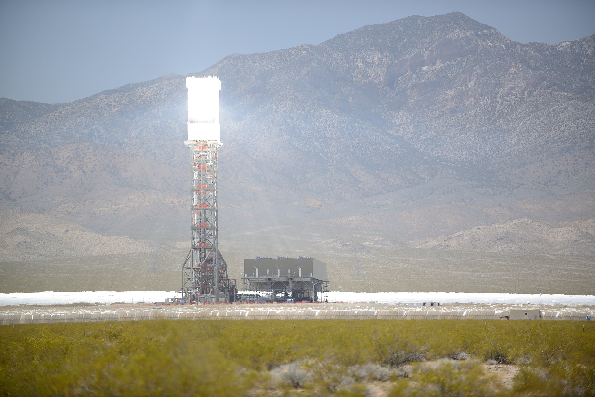 1920px-Ivanpah_Solar_Power_Facility_Online.jpg