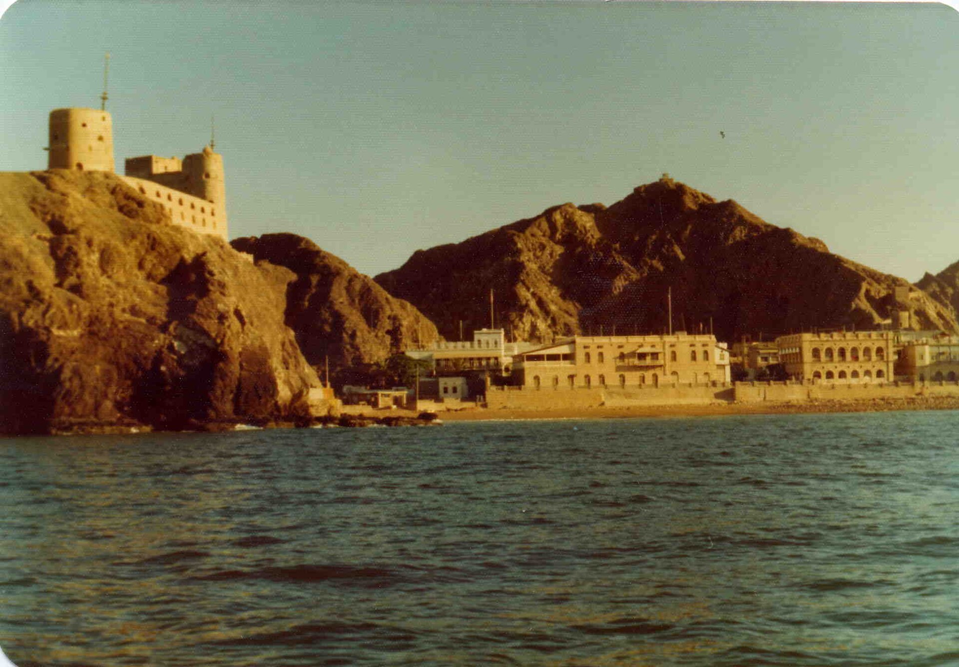 1920px-Muscat_Fort2.jpg