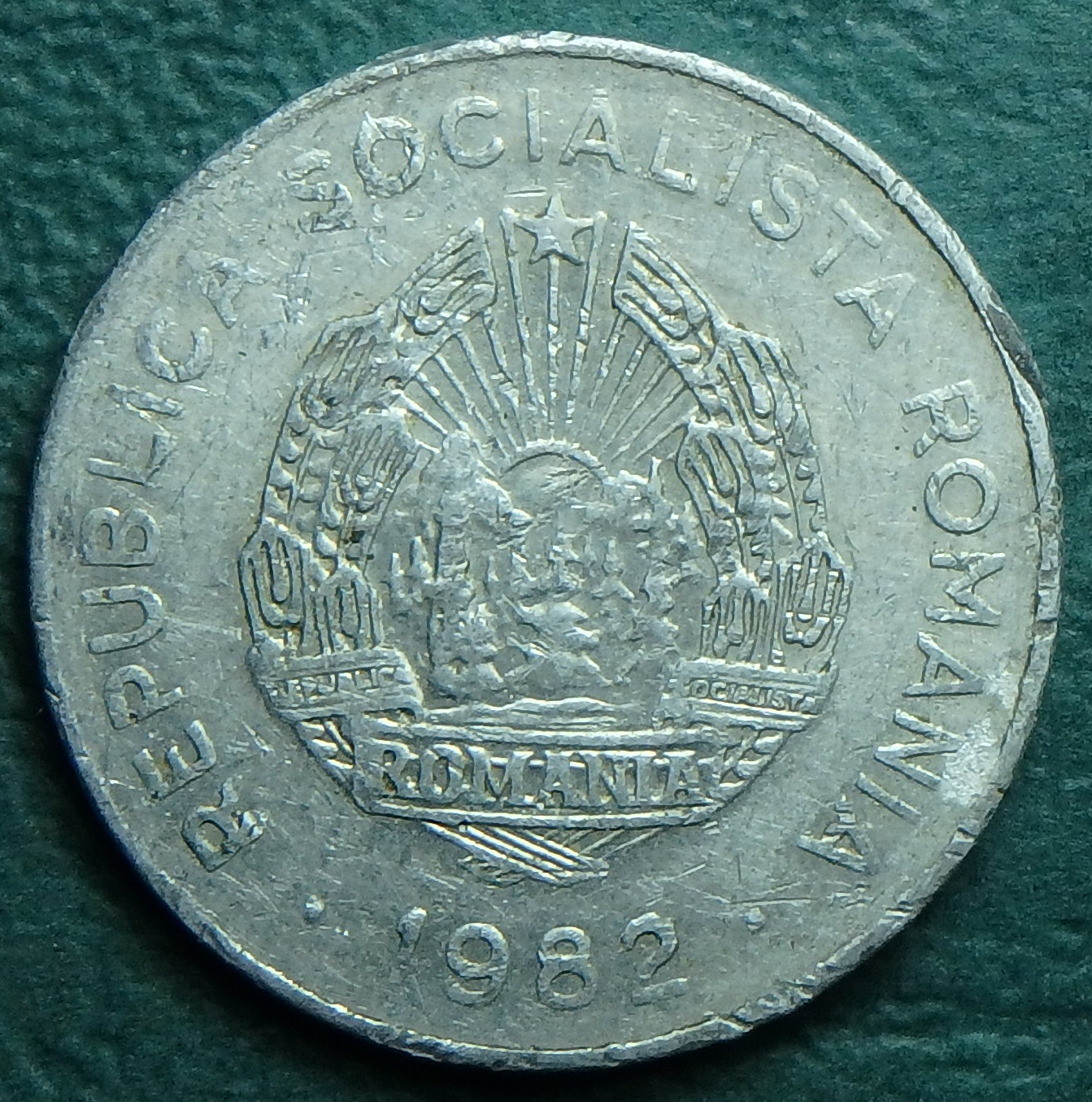 1982 RO 25 b obv-crop.JPG
