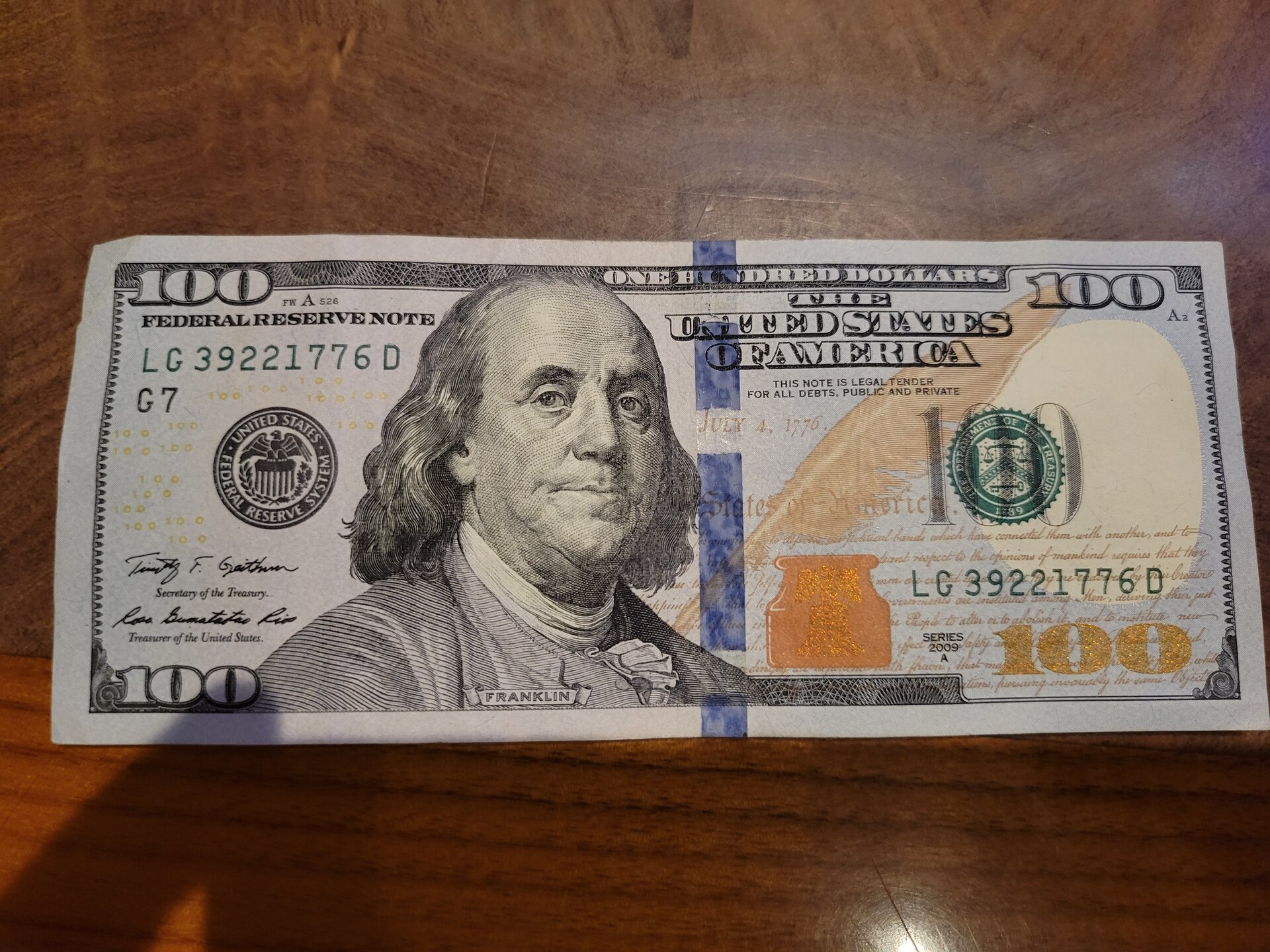 Фото нового доллара 100. 100 Долларов. 100 Долларовая купюра. СТО долларов США. 100 Долларов фото.