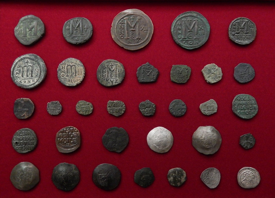 2022_02_19_My_Byzantine_Coins_reverse_1_vertical_800_pixels.jpg