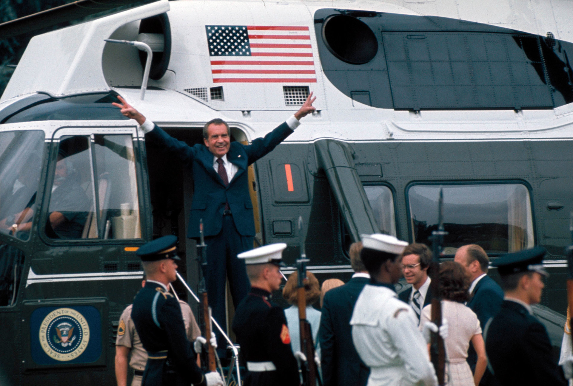 27-richard-nixon-resignation-helicopter.jpg