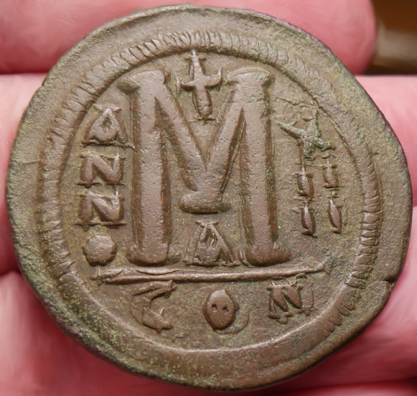 527_to_565_JustinianI_Follis_02.png