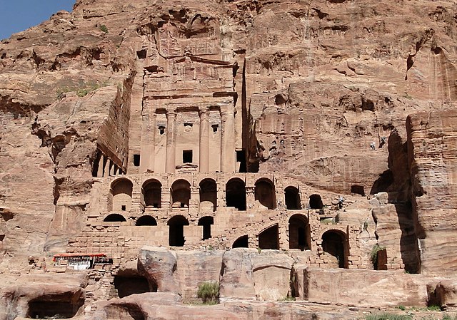640px-Urn_Tomb,_Petra_01.jpg