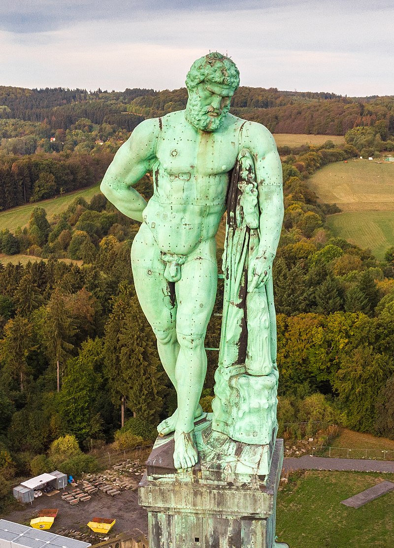 800px-18-09-26-Kassel-Kerkules-RalfR-DJI_0358_1.jpg