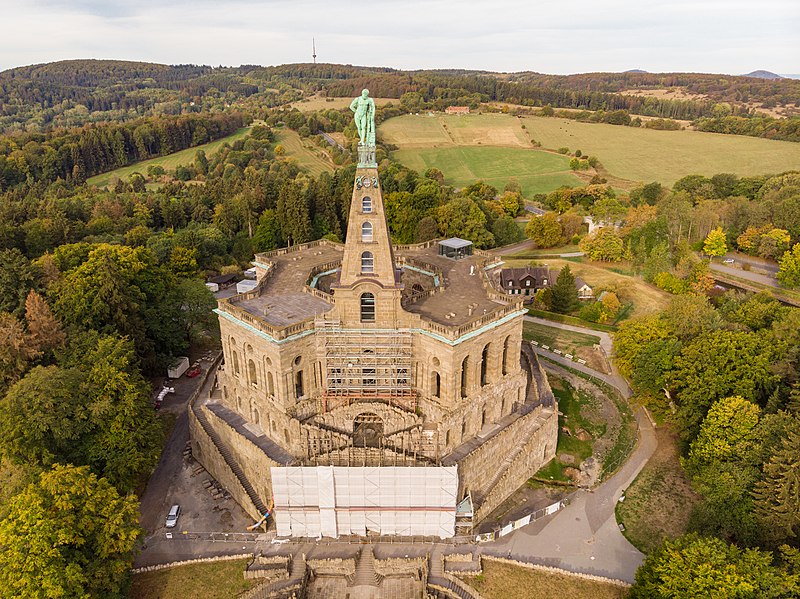 800px-18-09-26-Kassel-RalfR-DJI_0369.jpg