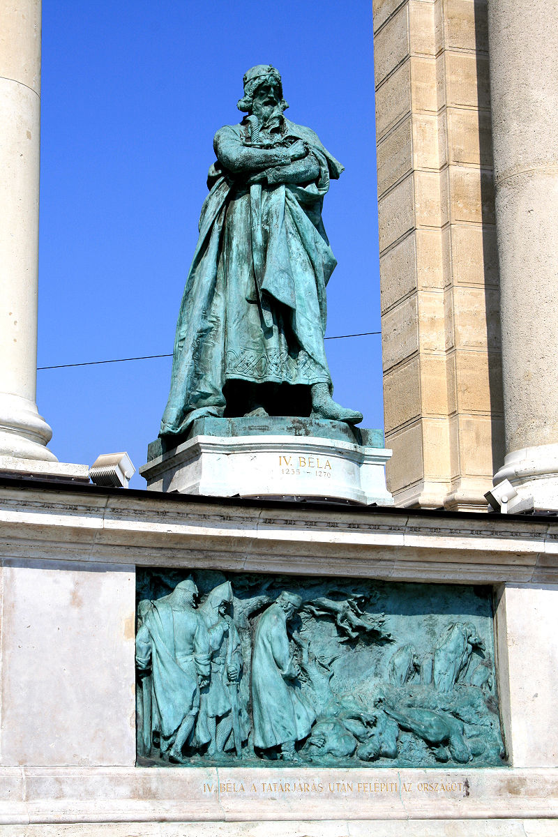 800px-Budapest_Heroes_square_Béla_IV.jpg