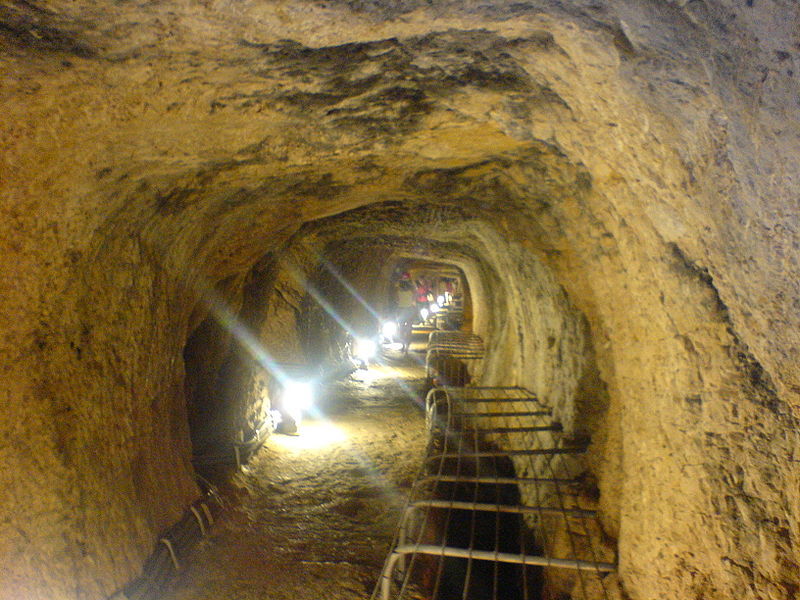 800px-Eupalinian_aqueduct.jpg