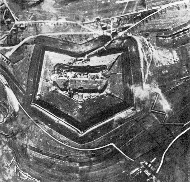 800px-Fort_Douaumont_Anfang_1916.jpg