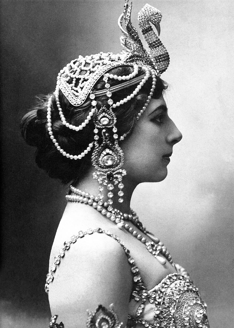 800px-Mata-Hari_1910.jpg