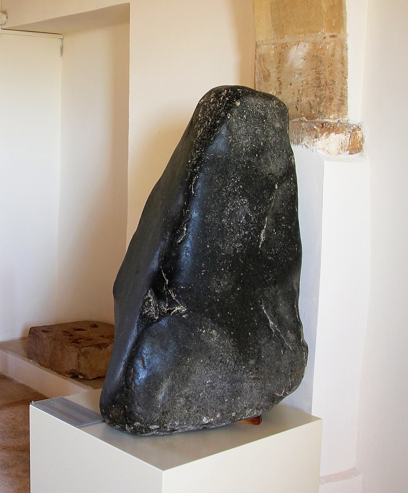 800px-Sanctuary_of_Aphrodite_at_Palaepafos,_Cyprus_-_conical_stone_(cropped).jpg
