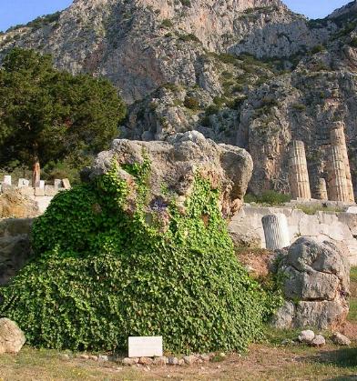 800px-Sibyl_stone_in_Delphi.jpg