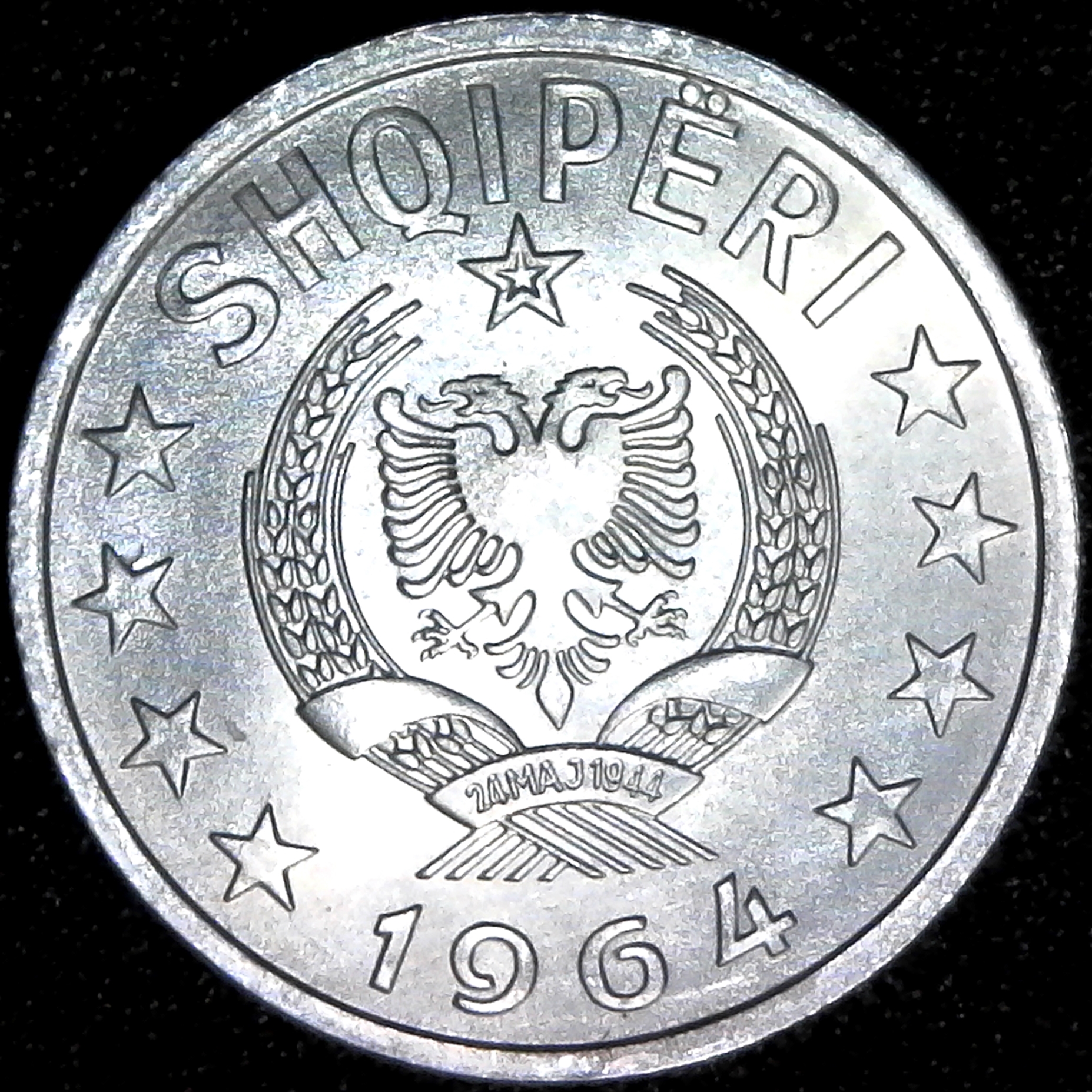 Albania 10 Qindarka 1974 obv.jpg