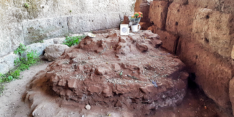 altar-caesar-roma-forum.jpg