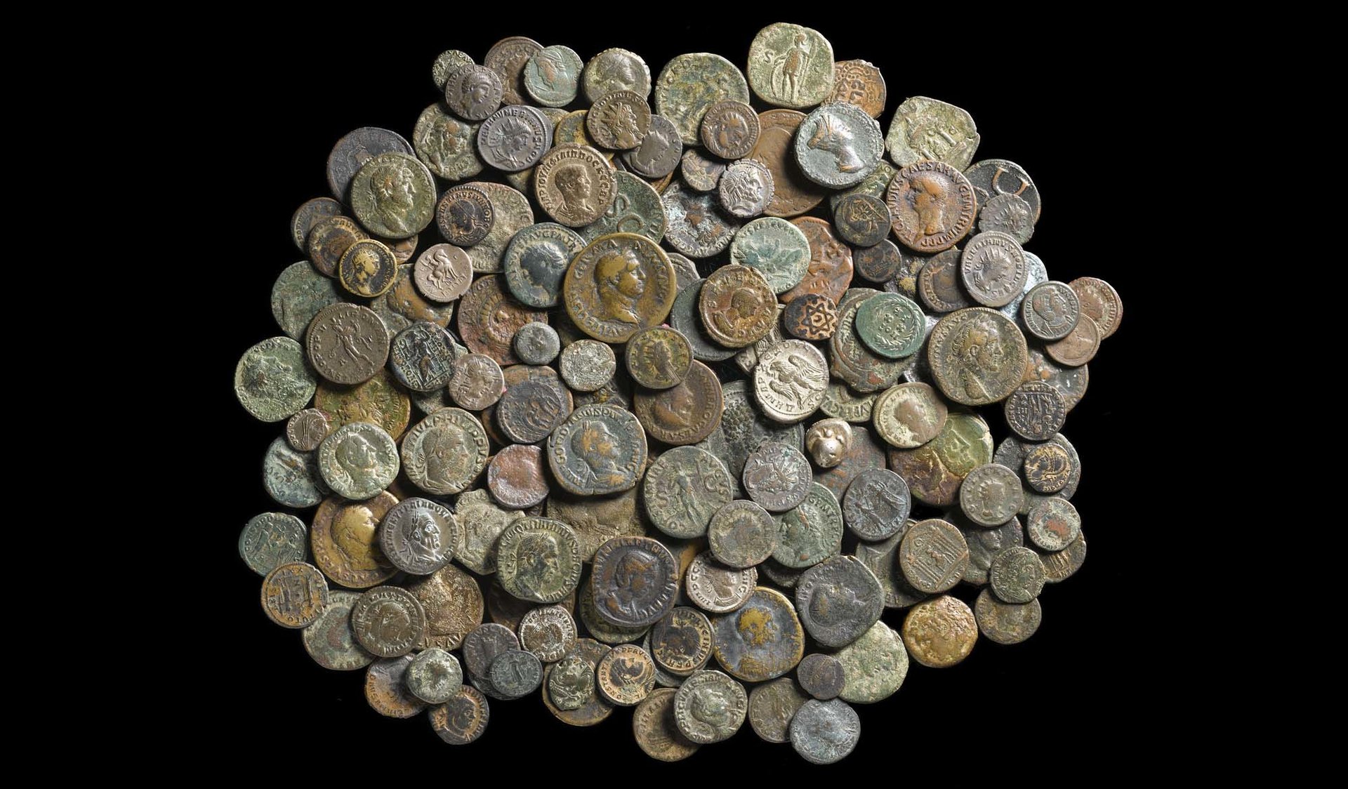 Ancient-coins-discovered-at-Scotney-Castle_2_-®MOLA.jpg