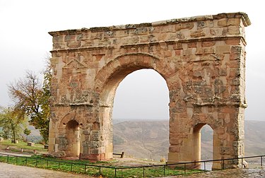 Ancient_Roman_triumphal_arch_of_Medinaceli-Spain.jpg