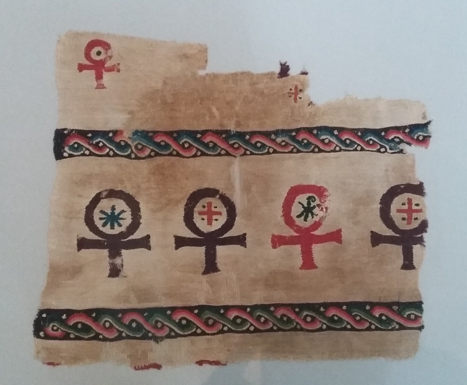 Ankh_symbols_(on_a_fragment_of_cloth).jpg