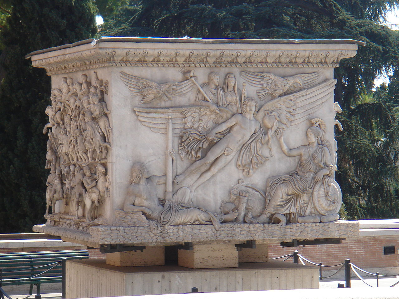 Antoninus Pius column base Wikipedia.jpe