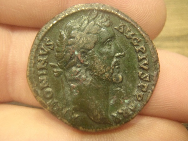 antoninus sestertius.jpg