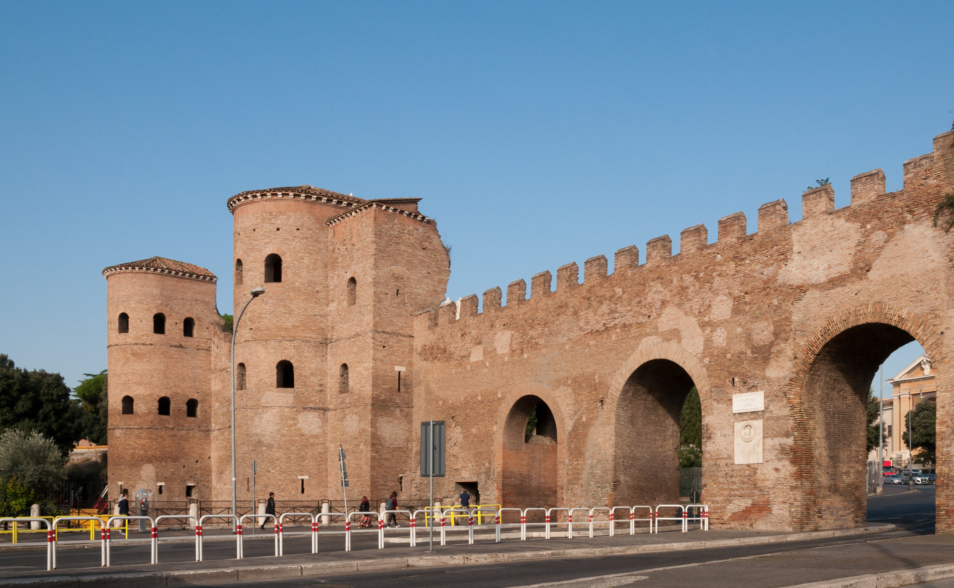 Aurelian_Walls_-_Porta_Asinaria.jpg