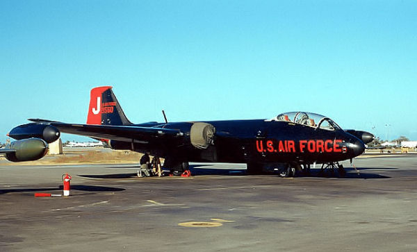 B-57b-ma-52-1560-71lbs-laon-1957.jpg
