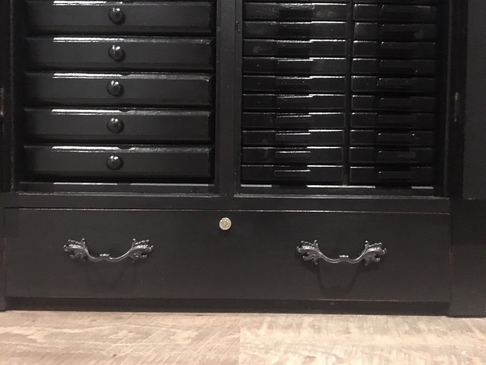 bottom drawer closed.jpg