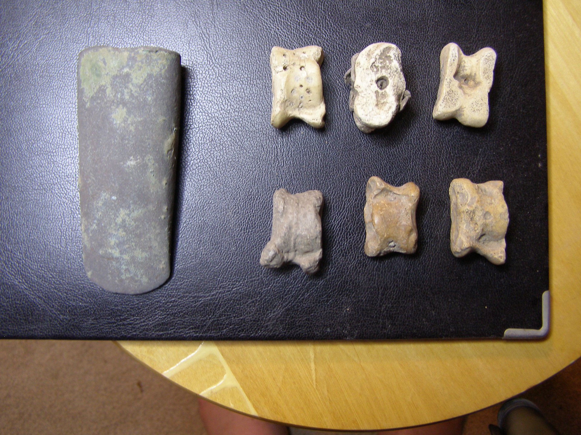 bronze ax and knuckle bones 003.JPG