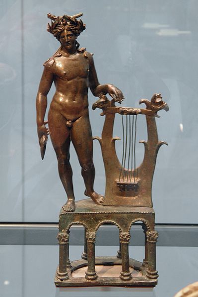 Bronze_statuette_of_Apollo_Citharoedus,_Staatliche_Antikensammlungen,_Munich_(8956829975).jpg
