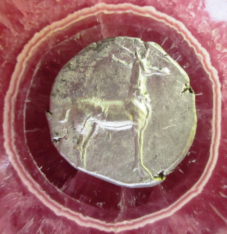 Bruttium on Rhodochrosite.JPG