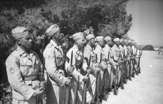 Bundesarchiv_Bild_101I-561-1148-04_Ausbildung_arabischer_Luftwaffensoldaten.jpg