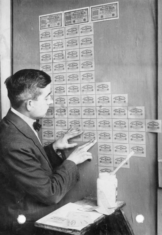 Bundesarchiv_Bild_102-00104,_Inflation,_Tapezieren_mit_Geldscheinen.jpg