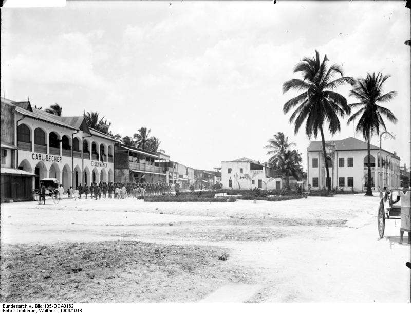 Bundesarchiv_Bild_105-DOA0162,_Deutsch-Ostafrika,_Daressalam,_Strassenbild.jpg