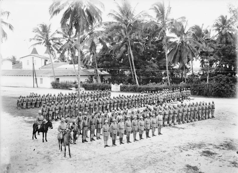 Bundesarchiv_Bild_105-DOA3056,_Deutsch-Ostafrika,_Askarikompanie.jpg
