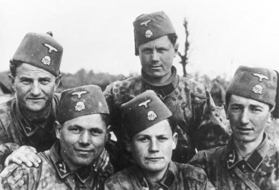 Bundesarchiv_Bild_146-1973-116-11_Waffen-SS_13._Gebirgs-Div._-Handschar-.jpg