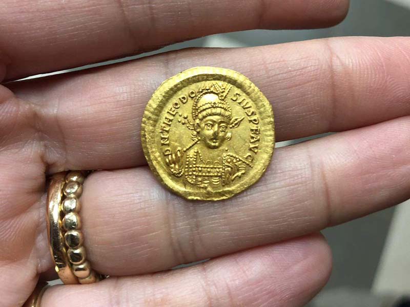 Byzantine-Emperor-Theodosius-II-on-the-gold-coin-discovered-in-Galilee-H.jpg