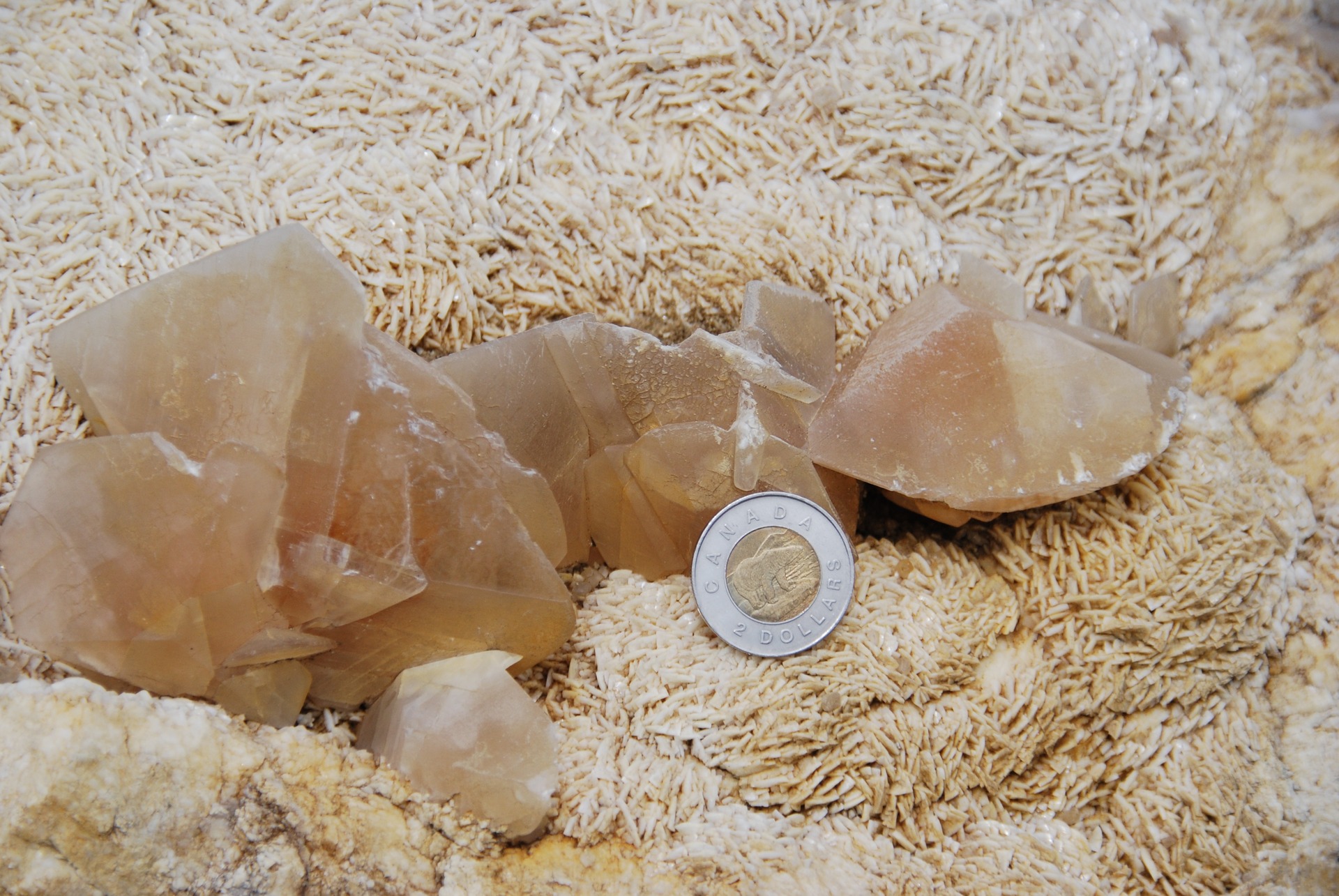Calcite_on_saddle_dolomite_2.jpg