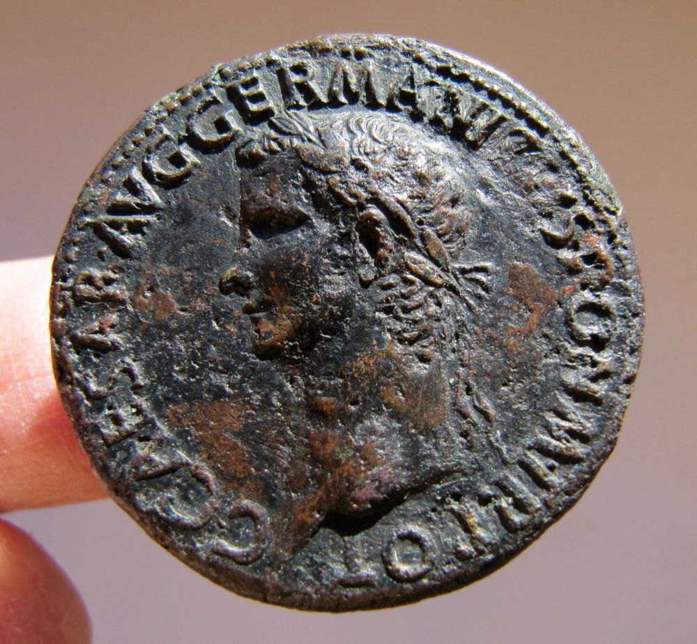 Caligula Sestertius Wreath-Obv - 1_opt.jpg
