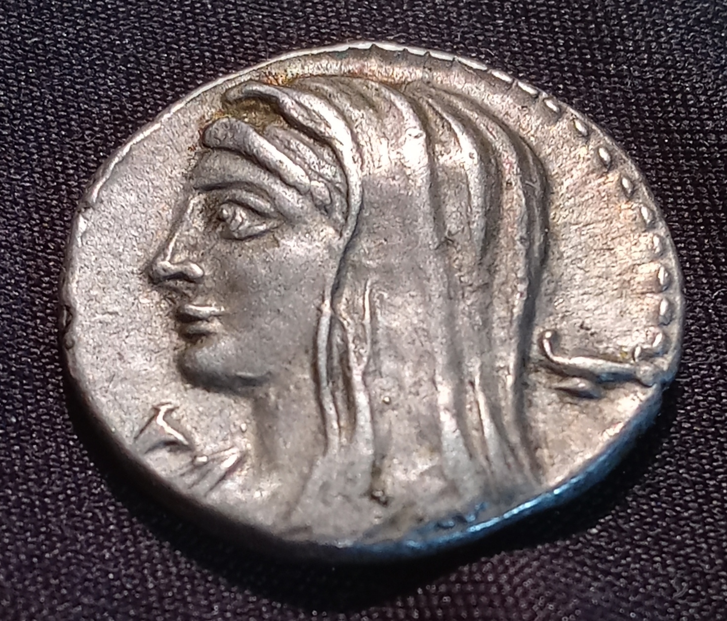 Cassius Longinus - Vesta - voting scene Obverse 2.jpg