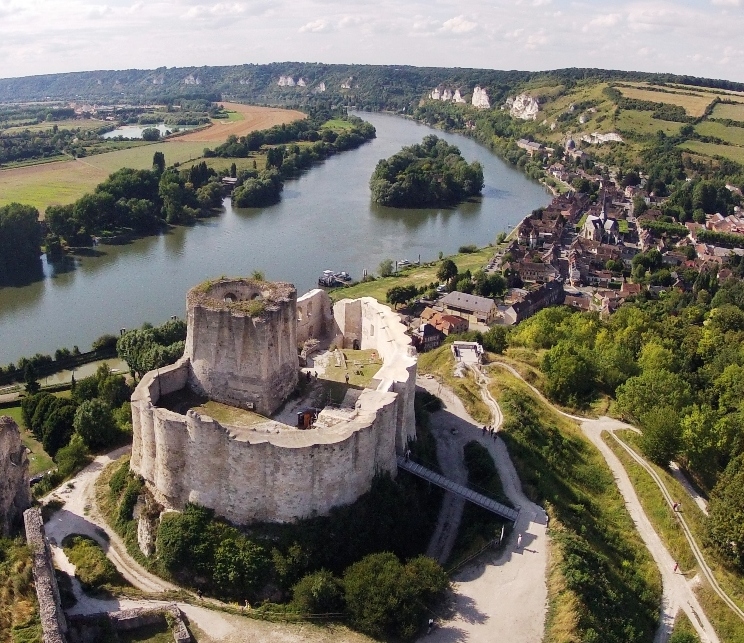 CASTLES, CHEMISE CHATEAU GAILLARD, Château_Gaillard_(Les_Andelys),_vu_du_ciel.jpg
