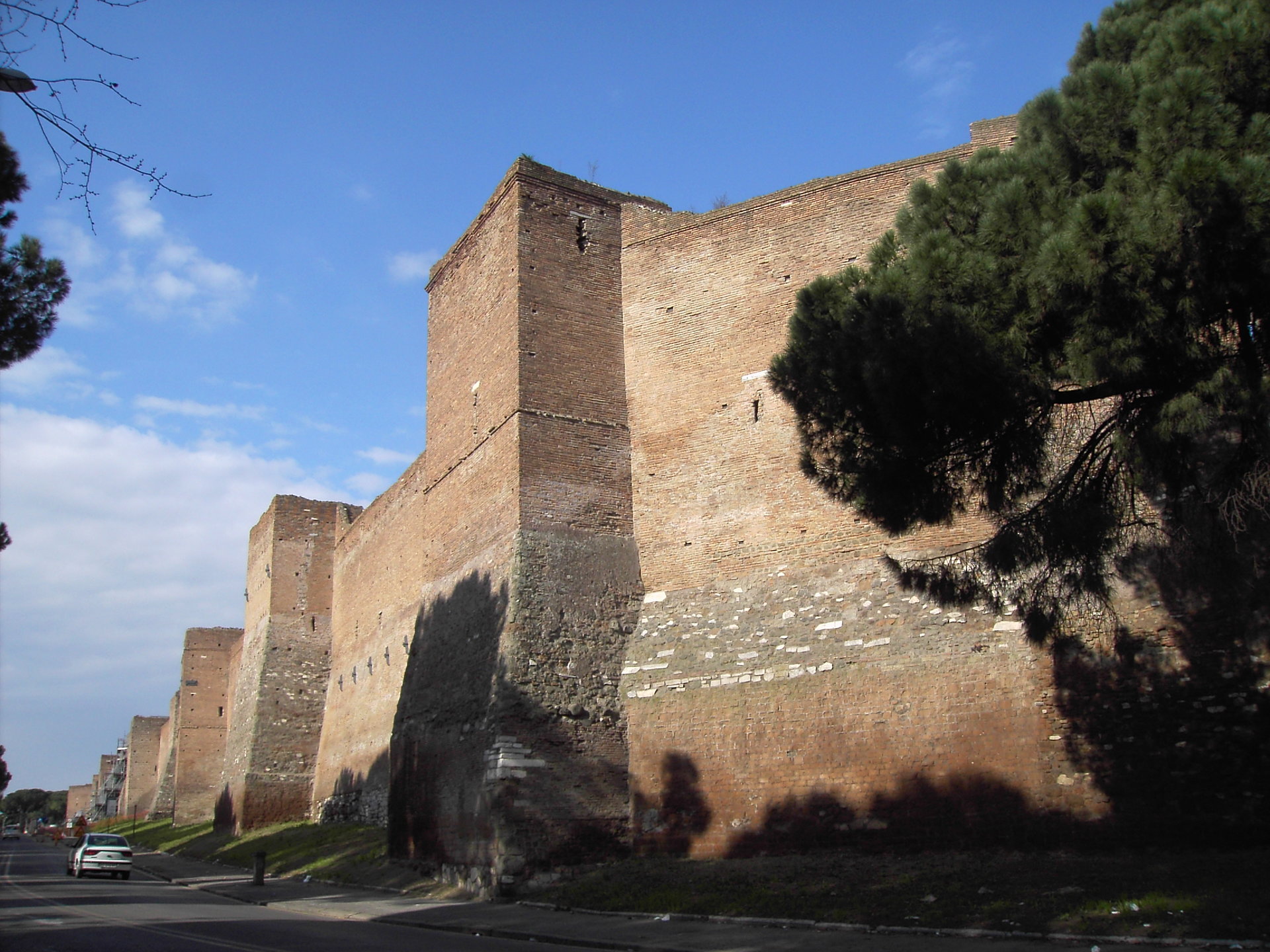 Celio_-_le_mura_tra_porta_san_Sebastiano_e_porta_Ardeatina_1974.JPG