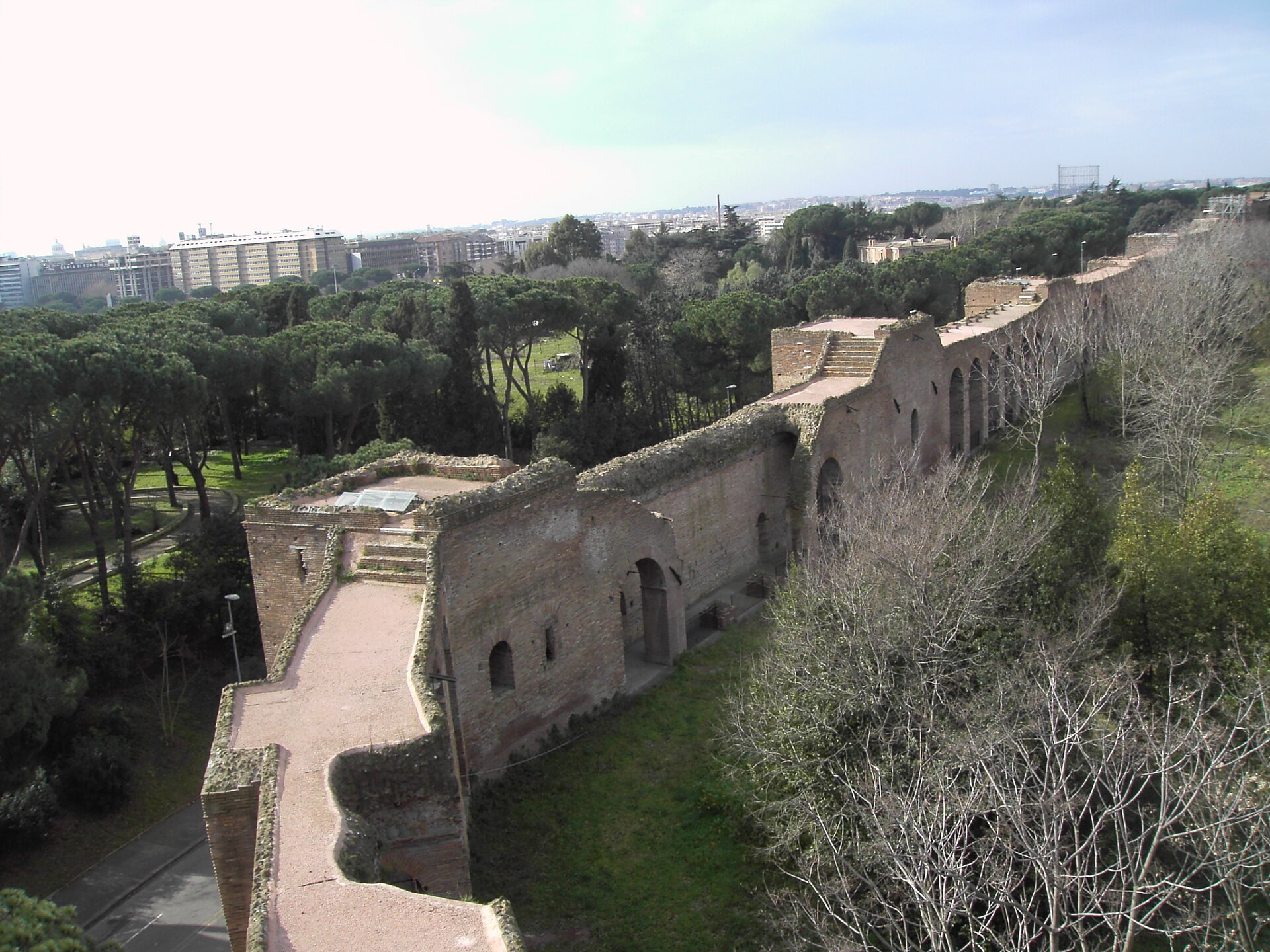 Celio_-_le_mura_tra_porta_san_Sebastiano_e_porta_Ardeatina_2004.jpg