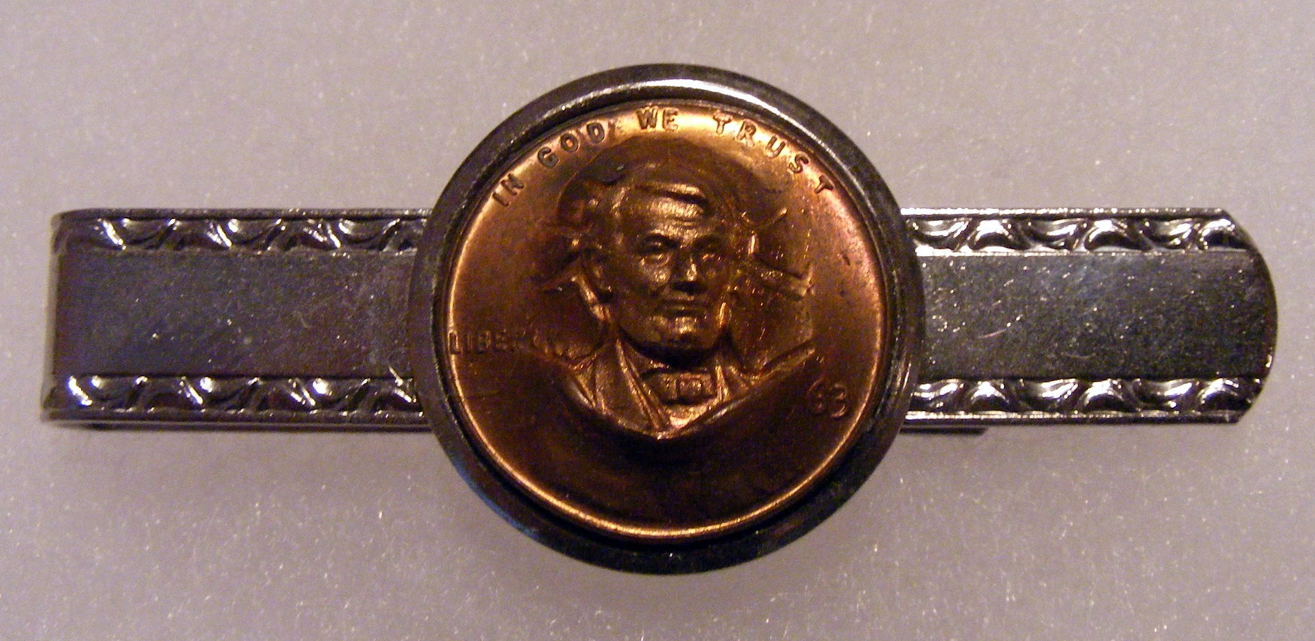 Cent Lincoln 1963 Head Bursting Tie Holder.jpg