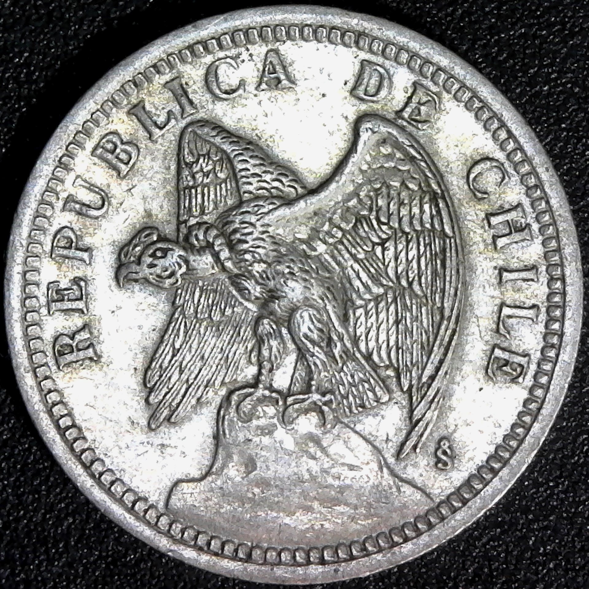 Chile Un Peso 1933 obv.jpg