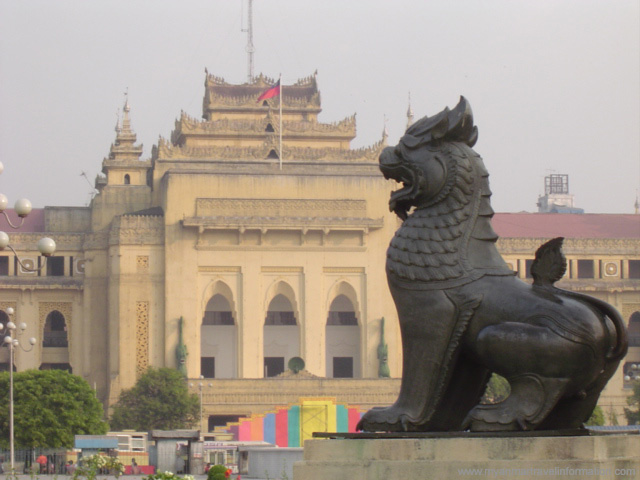 Chinthe_in_front_of_Yangon_City_Hall.jpg