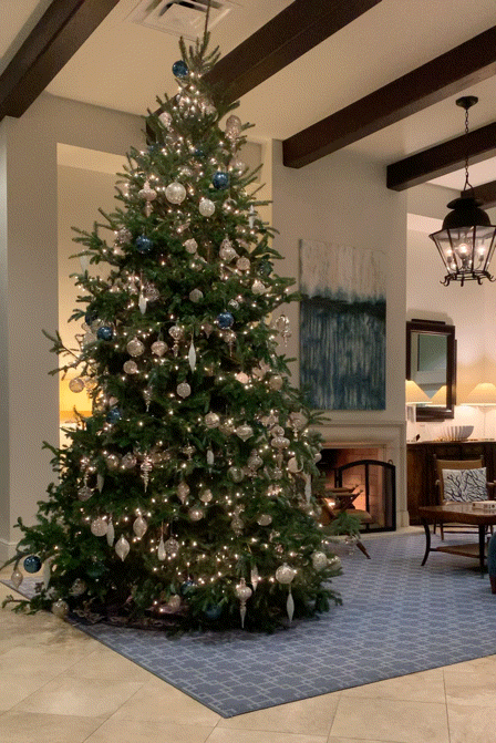 Christmas tree by fire. gif.gif