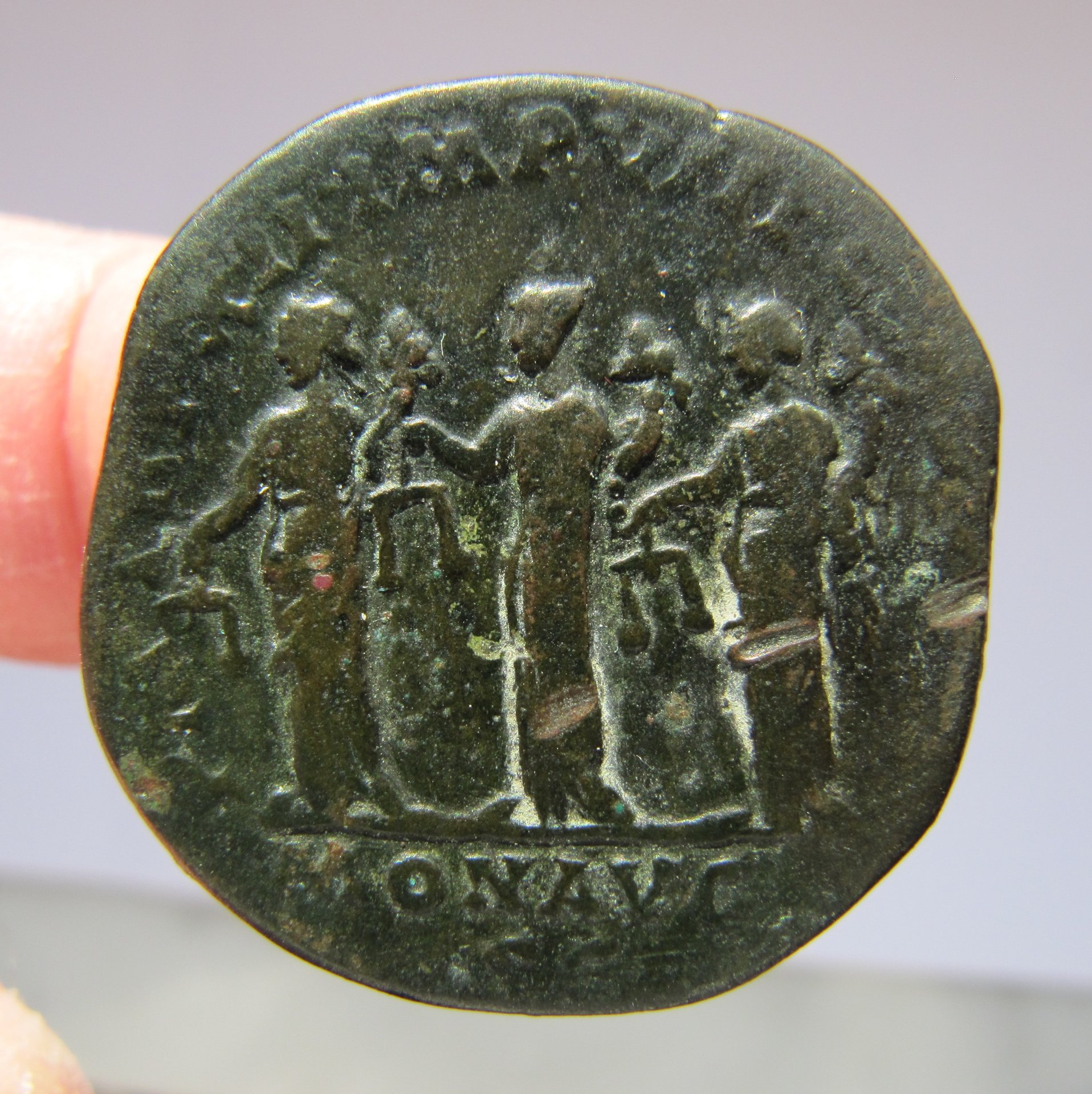 Commodus 3 Monetae Sestertius-Rev - 1.jpg